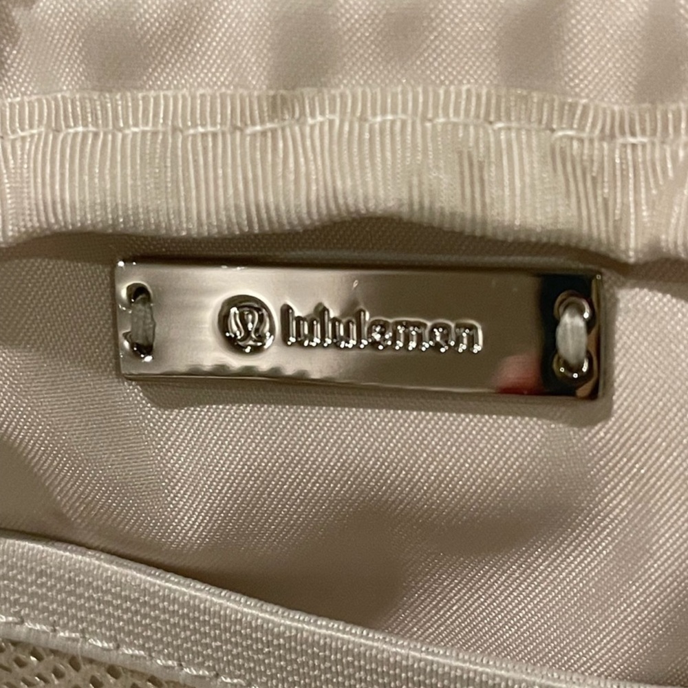 Lululemon Everywhere Belt Bag (Original strap version) - Picture 4 of 12
